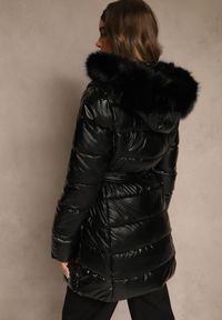 Renee - Czarna Kurtka Pikowana z Odpinanym Futerkiem i Kapturem Ozdobiona Paskiem Olinesa. Kolor: czarny. Materiał: futro. Wzór: aplikacja. Styl: elegancki, klasyczny #3