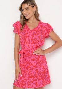 Born2be - Fuksjowa Sukienka z Krótkim Rękawem Ozdobiona Siateczką przy Dekolcie z Materiałowym Paskiem Meada. Kolor: różowy. Materiał: materiał. Długość rękawa: krótki rękaw. Wzór: aplikacja. Typ sukienki: dopasowane. Styl: elegancki #5