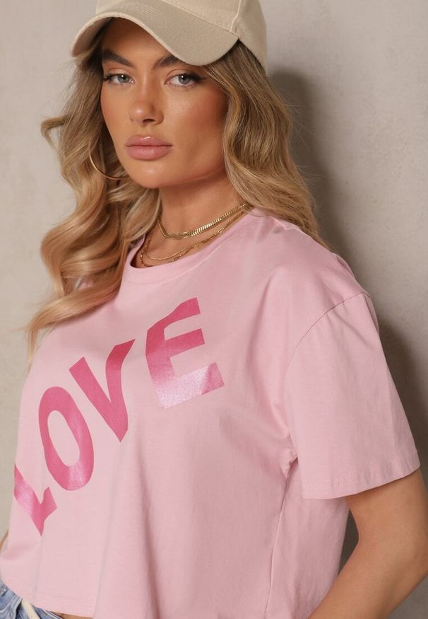 Renee - Różowy Krótki T-shirt Oversize z Bawełny z Ozdobnym Napisem Sanillva. Okazja: na co dzień. Kolor: różowy. Materiał: bawełna. Długość: krótkie. Wzór: napisy. Styl: casual
