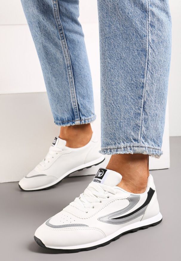 Renee - Białe Buty Sportowe Regines. Wysokość cholewki: przed kostkę. Kolor: biały. Materiał: materiał, dresówka. Szerokość cholewki: normalna. Obcas: na płaskiej podeszwie