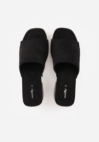 Renee - Czarne Klapki w Stylu Drewniaków z Nitami na Klockowym Obcasie Junikofa. Okazja: na co dzień. Kolor: czarny. Materiał: zamsz, koronka. Obcas: na obcasie. Styl: casual, rockowy. Wysokość obcasa: średni #5