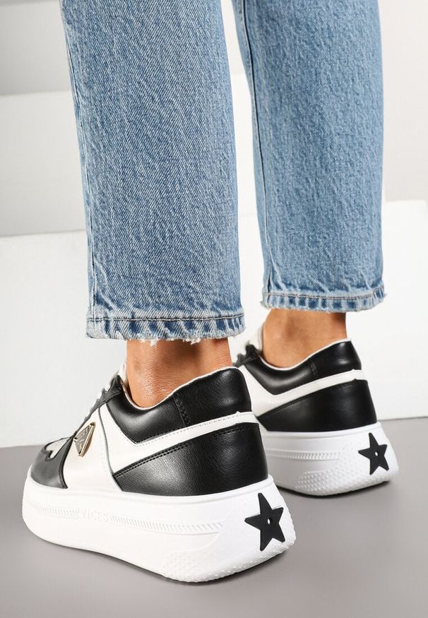 Born2be - Czarno-Białe Sneakersy Vices na Grubej Podeszwie z Geometryczną Ozdobą i Perforacją Karvesa. Okazja: na co dzień. Kolor: czarny. Materiał: jeans. Wzór: aplikacja, geometria