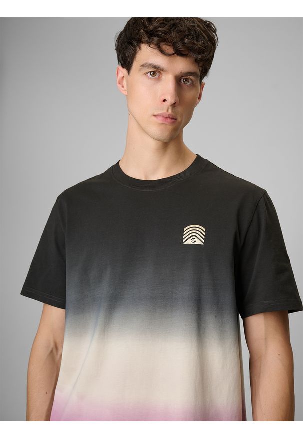 4f - 4F T-shirt relaxed z nadrukiem męski - czarny XL. Okazja: na co dzień. Kolor: czarny. Materiał: dzianina, skóra, materiał. Wzór: nadruk. Styl: casual, klasyczny