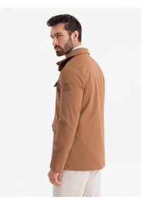 Ombre Clothing - Lekka kurtka męska z kieszeniami i wysokim kołnierzem – brązowa V5. Okazja: na co dzień. Typ kołnierza: kołnierzyk stójkowy. Kolor: brązowy. Materiał: syntetyk, materiał. Wzór: aplikacja. Styl: klasyczny, casual #7