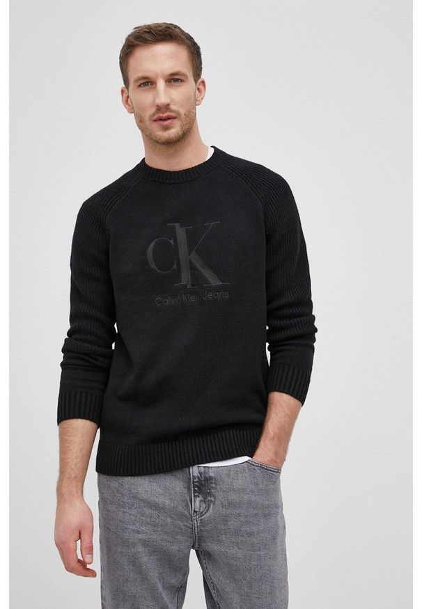 Calvin Klein Jeans Sweter z domieszką wełny J30J319660.PPYY męski kolor czarny. Kolor: czarny. Materiał: wełna. Długość rękawa: raglanowy rękaw. Wzór: aplikacja