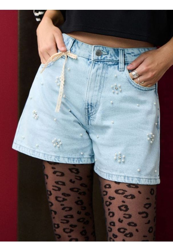 Sinsay - Jeansowe szorty z perełkami - niebieski. Kolor: niebieski. Materiał: jeans