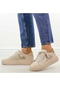 Beżowe skórzane półbuty damskie Jezzi 9778. Okazja: na co dzień. Nosek buta: okrągły. Kolor: beżowy. Materiał: skóra. Sezon: wiosna, jesień, lato. Obcas: na platformie. Styl: casual, klasyczny, sportowy #1