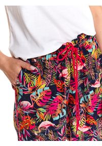 DRYWASH - Długie spodnie damskie z tropikalnym printem. Okazja: na co dzień. Kolor: niebieski. Materiał: materiał. Długość: długie. Wzór: nadruk. Styl: casual, wakacyjny #3