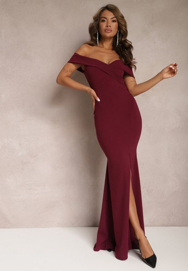 Renee - Bordowa Taliowana Sukienka Maxi z Rozcięciem Perlina. Kolor: czerwony. Długość rękawa: na ramiączkach. Typ sukienki: rozkloszowane. Styl: elegancki. Długość: maxi