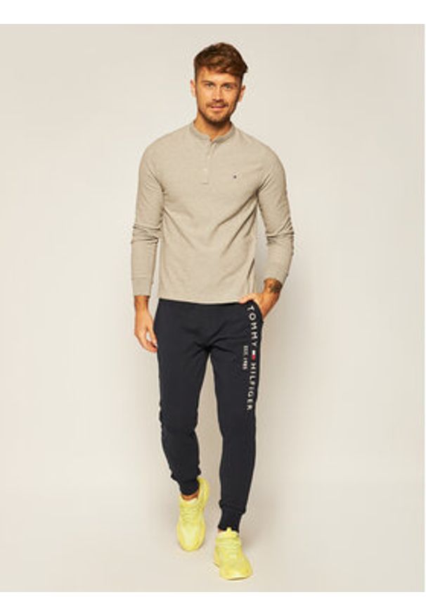 TOMMY HILFIGER - Tommy Hilfiger Spodnie dresowe Basic Branded MW0MW08388 Granatowy Regular Fit. Kolor: niebieski. Materiał: bawełna