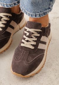 Born2be - Brązowe Zamszowe Sneakersy Ozdobione Perforacją i Paskami Semielle. Okazja: na spacer, na co dzień. Zapięcie: pasek. Kolor: brązowy. Materiał: zamsz. Wzór: aplikacja. Sport: turystyka piesza #6