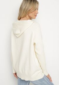 Born2be - Jasnobeżowy Sweter z Kapturem i Kieszenią z Domieszką Kaszmiru Neriele. Okazja: na co dzień. Typ kołnierza: kaptur. Kolor: beżowy. Materiał: kaszmir. Wzór: aplikacja. Styl: casual #3