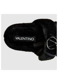 Valentino by Mario Valentino - VALENTINO Czarne klapki damskie z syntetycznego futerka. Kolor: czarny. Materiał: futro, syntetyk #2