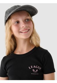 4f - 4F T-shirt cropped z nadrukiem dziewczęcy - czarny 146 (10-11 lat). Okazja: na co dzień. Kolor: czarny. Materiał: bawełna, dzianina, materiał. Długość rękawa: krótki rękaw. Długość: krótkie. Wzór: nadruk. Sezon: lato. Styl: sportowy, casual