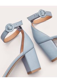 BALAGAN - Błękitne sandały na obcasie Ulam. Zapięcie: pasek. Kolor: niebieski. Sezon: lato. Obcas: na obcasie. Wysokość obcasa: średni #2