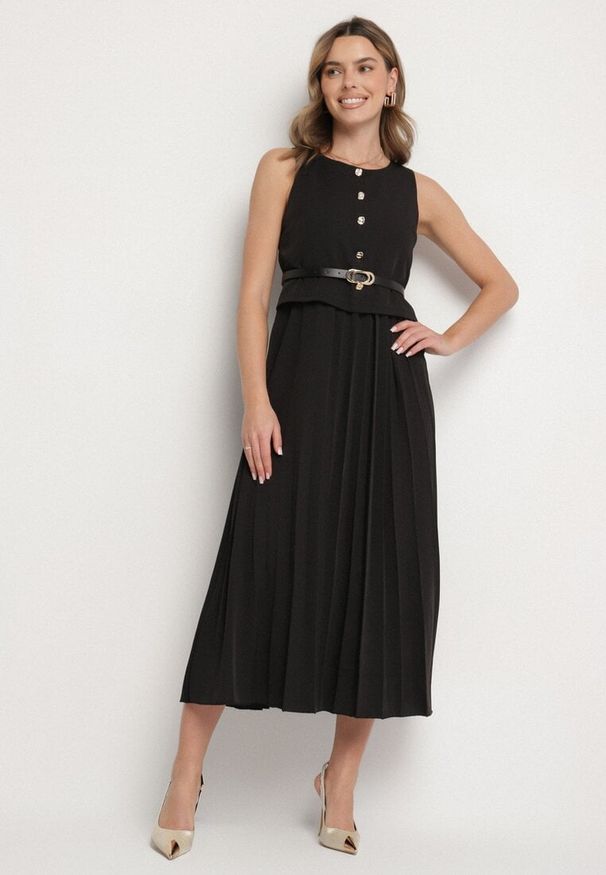 Born2be - Czarna Sukienka Bez Rękawów z Plisami i Paskiem z Klamrą Iffale. Okazja: na spacer, na co dzień. Kolor: czarny. Długość rękawa: bez rękawów. Styl: casual, klasyczny