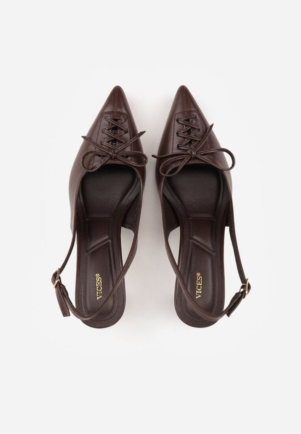 Renee - Brązowe Szpilki Slingback VICES Zdobione Gorsetowym Wiązaniem z Kokardą Azimuna. Okazja: na co dzień. Kolor: brązowy. Materiał: jeans, koronka. Wzór: aplikacja. Obcas: na szpilce. Styl: casual, elegancki