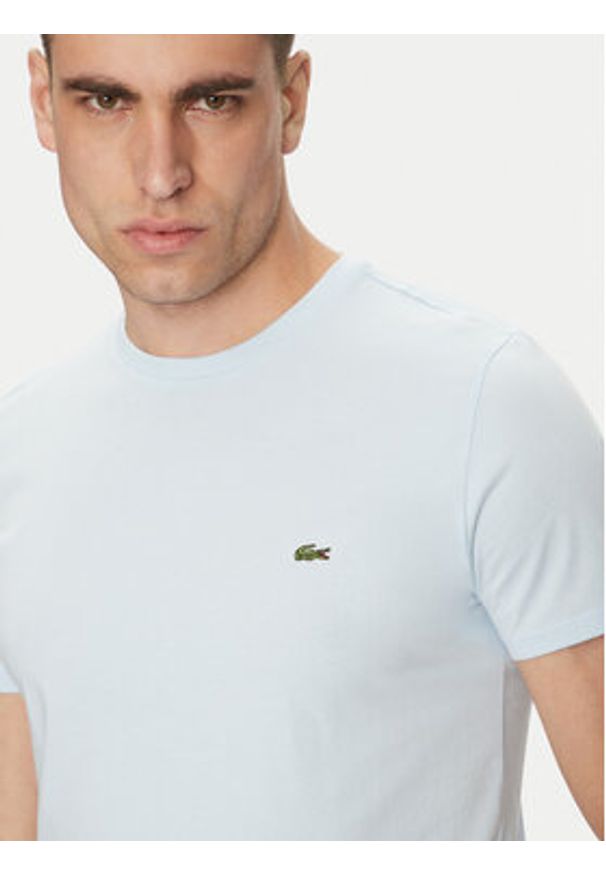 Lacoste T-Shirt TH6709 Błękitny Regular Fit. Kolor: niebieski. Materiał: bawełna