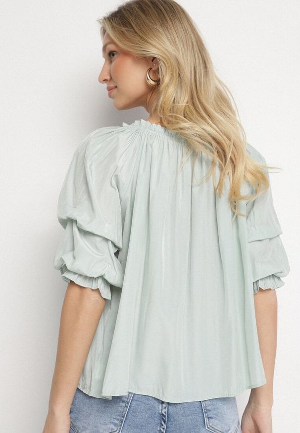 Born2be - Niebieska Bluzka z Wiskozą Dekoltem w Łódkę i Falbanami Fenalora. Okazja: na co dzień. Typ kołnierza: dekolt w łódkę. Kolor: niebieski. Materiał: wiskoza. Styl: casual, elegancki