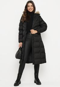 Born2be - Czarna Kurtka Pikowana Mocno Ocieplana z Kapturem z Futerkiem Gelirra. Okazja: na co dzień. Typ kołnierza: kaptur. Kolor: czarny. Materiał: futro. Długość rękawa: długi rękaw. Długość: długie. Styl: casual, elegancki #7