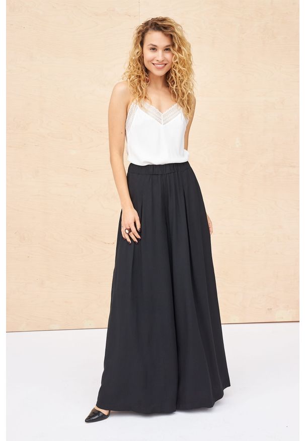 blue shadow - Top Damski Dahlia BS Ekri. Typ kołnierza: kołnierzyk typu kielich. Materiał: wiskoza, koronka, poliester, elastan, tkanina. Długość rękawa: na ramiączkach. Wzór: koronka. Sezon: lato