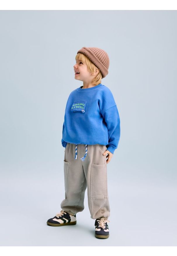 Reserved - Dresowe spodnie oversize - beżowy. Kolor: beżowy. Materiał: dresówka