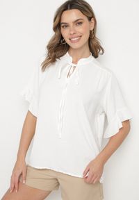 Born2be - Biała Bluzka Ozdobiona Wiązaniem i Falbanami Fademina. Okazja: na co dzień. Kolor: biały. Materiał: jeans. Wzór: aplikacja. Styl: klasyczny, casual #7