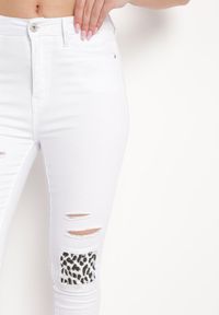 Born2be - Białe Spodnie Skinny z Dziurą i Panterkową Łatką Halitellia. Kolor: biały. Materiał: skóra. Długość: długie. Styl: elegancki #5