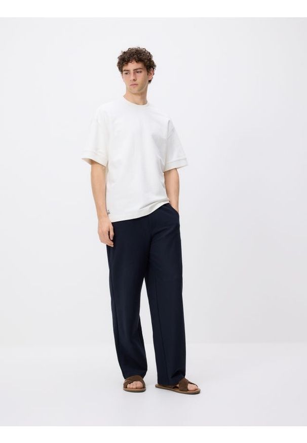 Reserved - Spodnie wide leg z wiązaniem - granatowy. Kolor: niebieski. Materiał: bawełna, dzianina