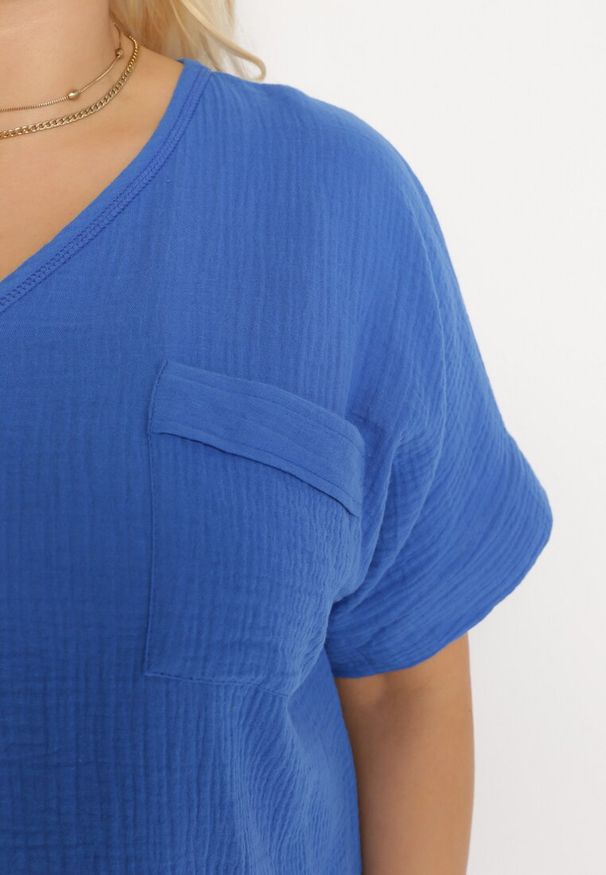 Born2be - Niebieska Bawełniana Bluzka z Kieszonką na Boku Quilea. Kolor: niebieski. Materiał: bawełna. Styl: elegancki