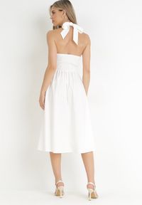 Born2be - Biała Rozkloszowana Sukienka z Wiązaniem na Szyi Nosalae. Kolor: biały. Typ sukienki: kopertowe #5