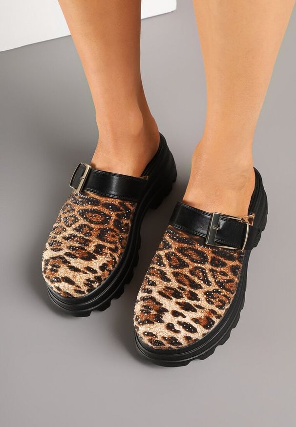 Born2be - Panterkowe Klapki Chodaki na Grubej Podeszwie z Paskiem z Klamrą Sorie. Okazja: na co dzień. Materiał: jeans. Styl: elegancki, casual, klasyczny