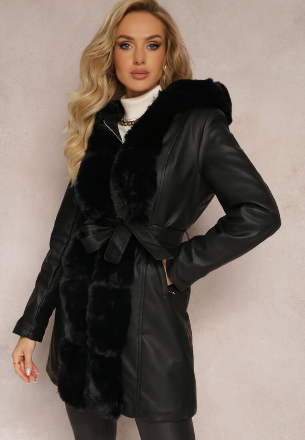 Renee - Czarna Kurtka do Kolan Płaszcz z Futerkiem i Wiązanym Paskiem Elowina. Kolor: czarny. Materiał: futro. Długość: do kolan