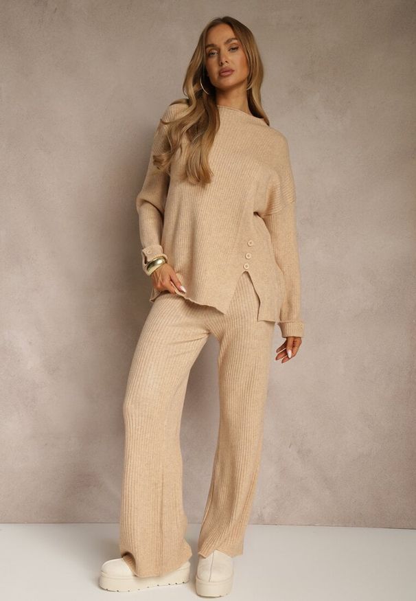 Renee - Beżowy Komplet z Wełną i Bawełną Sweter z Guzikami i Szerokie Spodnie Reinelia. Kolor: beżowy. Materiał: wełna, bawełna