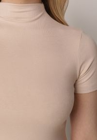 Born2be - Jasnobeżowy Dopasowany T-shirt z Wiskozy z Golfem Isovera. Okazja: do pracy, na spotkanie biznesowe. Typ kołnierza: golf. Kolor: beżowy. Materiał: wiskoza. Długość rękawa: krótki rękaw. Długość: krótkie. Wzór: aplikacja. Styl: elegancki, biznesowy #2