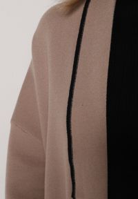 Born2be - Beżowy Długi Niezapinany Kardigan Ozdobiony Lamówką Veritusa. Okazja: na co dzień. Kolor: beżowy. Materiał: jeans. Długość: długie. Wzór: aplikacja. Styl: klasyczny, casual #6