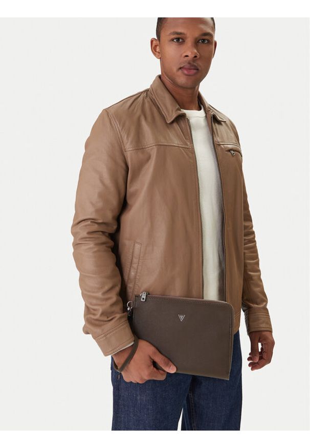 Guess Saszetka PMBASA P5235 Brązowy. Kolor: brązowy. Materiał: skóra