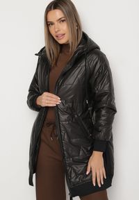 Born2be - Czarna Pikowana Kurtka Przejściowa z Kapturem i Ściągaczami Fesarena. Okazja: na co dzień. Typ kołnierza: kaptur. Kolor: czarny. Materiał: dzianina, jeans. Styl: casual, sportowy #7