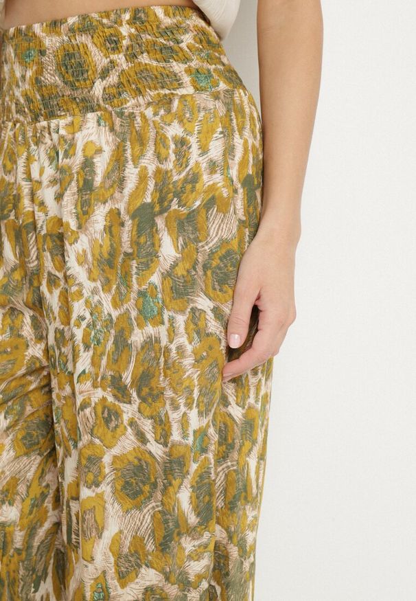 Born2be - Beżowo-Żółte Wiskozowe Spodnie o Szerokim Kroju z Wysokim Stanem Ellivana. Okazja: na co dzień. Stan: podwyższony. Kolor: żółty. Materiał: wiskoza. Sezon: wiosna. Styl: klasyczny, casual, elegancki