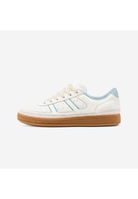 Decathlon - Sneakersy damskie Player 80. Okazja: na co dzień. Kolor: szary, niebieski, wielokolorowy, biały. Materiał: guma, skóra. Szerokość cholewki: normalna. Sport: turystyka piesza, tenis