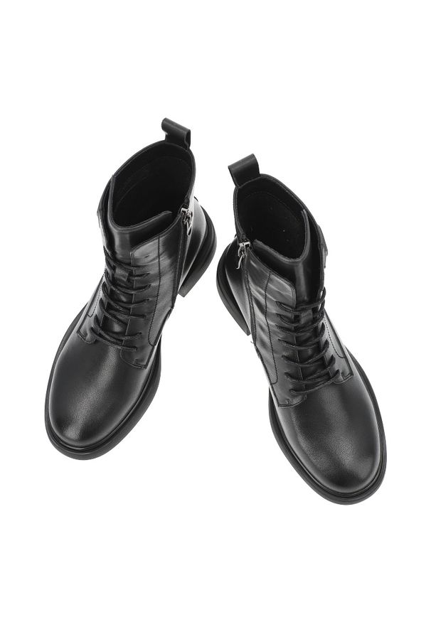 Czarne Trzewiki Filippo Modne Obuwie Damskie. Okazja: na co dzień. Zapięcie: sprzączka. Kolor: czarny. Szerokość cholewki: normalna. Wzór: aplikacja. Materiał: skóra, jeans. Obcas: na obcasie. Styl: casual, elegancki. Wysokość obcasa: niski