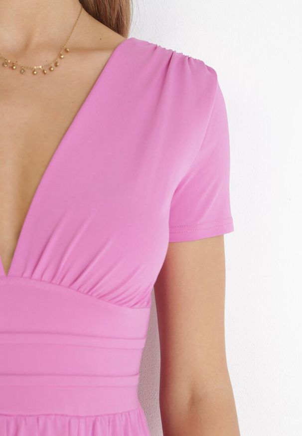 Born2be - Różowa Rozkloszowana Sukienka Maxi z Głębokim Dekoltem z Rozcięciem Wyla. Kolor: różowy. Długość rękawa: krótki rękaw. Sezon: wiosna, lato. Długość: maxi