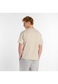 Koszulka męska New Balance MT51507TWF – beżowa. Kolor: beżowy. Materiał: bawełna, dresówka. Wzór: aplikacja, napisy #6