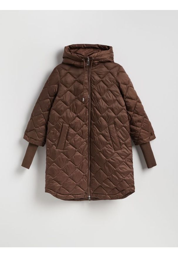 Reserved - Długa kurtka z kapturem - ciemnobrązowy. Typ kołnierza: kaptur. Kolor: brązowy. Materiał: tkanina. Długość: długie