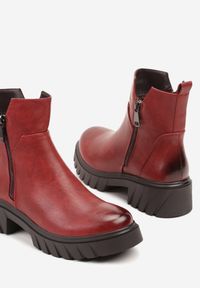 Born2be - Czerwone Botki do Kostki na Tłoczonej Podeszwie Zdobione Suwakiem Vodvire. Okazja: na co dzień. Kolor: czerwony. Materiał: jeans. Wzór: aplikacja. Styl: klasyczny, casual, elegancki #6