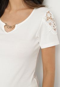 Born2be - Biały Bawełniany T-shirt z Łańcuszkiem i Koronką Liraveira. Okazja: na co dzień. Typ kołnierza: okrągły. Kolor: biały. Materiał: bawełna, koronka. Długość rękawa: krótki rękaw. Długość: krótkie. Wzór: koronka. Styl: klasyczny, elegancki, casual #6