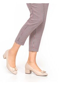 Kazar - Beżowe czółenka damskie. Kolor: beżowy. Materiał: skóra. Obcas: na obcasie. Styl: elegancki. Wysokość obcasa: średni #8