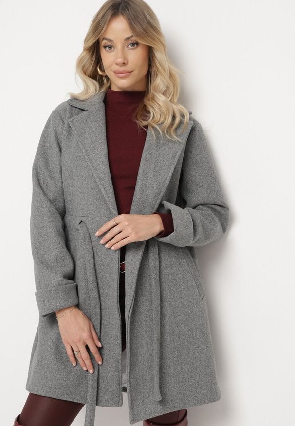 Born2be - Ciemnoszary Płaszcz o Szlafrokowym Kroju z Marszczeniem w Talii i Wiązanym Paskiem Sartissa. Okazja: na co dzień. Kolor: szary. Materiał: jeans. Długość rękawa: długi rękaw. Długość: długie. Styl: casual, klasyczny, elegancki