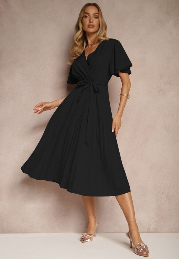 Renee - Czarna Sukienka Wiązana w Talii z Plisowaniem na Dole Dorseki. Kolor: czarny. Materiał: materiał, tkanina. Styl: elegancki