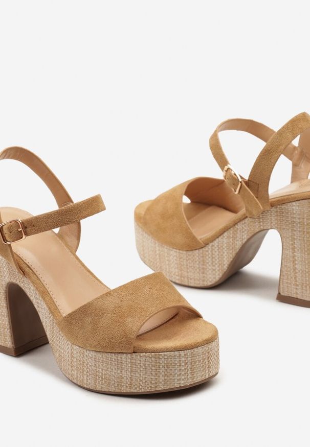 Born2be - Brązowe Sandały na Wysokim Słupku z Platformą Zapinane przy Kostce Umbel. Okazja: na imprezę. Kolor: beżowy, brązowy. Materiał: len, jeans. Sezon: lato. Obcas: na platformie. Styl: elegancki